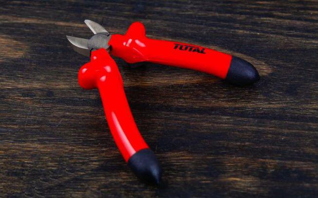 Kìm cắt cách điện Total THTIP261
