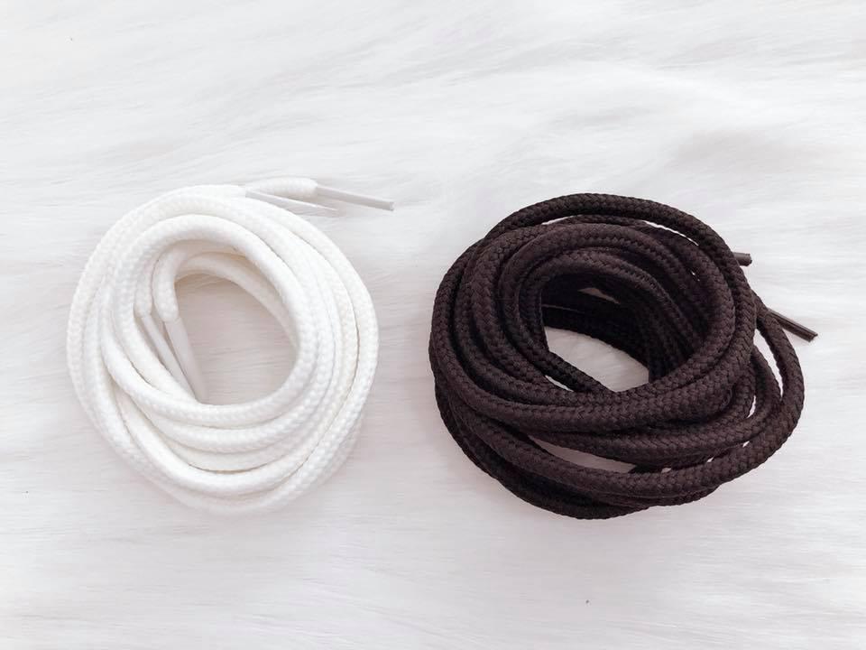 Set 2 cặp dây buộc giày, màu trắng và đen.