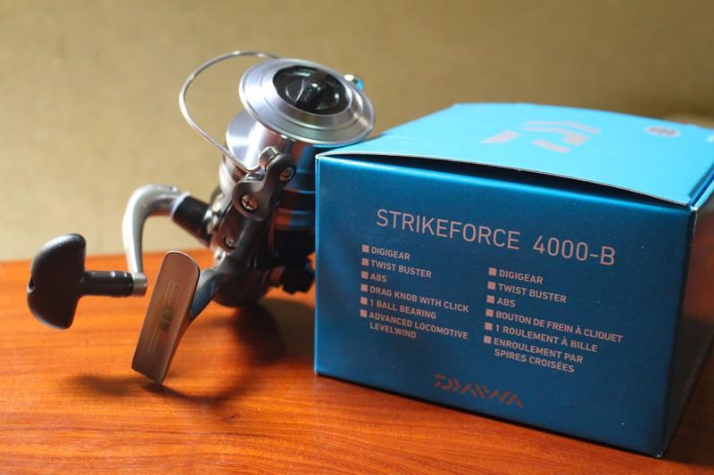 MÁY CÂU CÁ DAIWA SF4000-B STRIKEFORCE - Made in VN