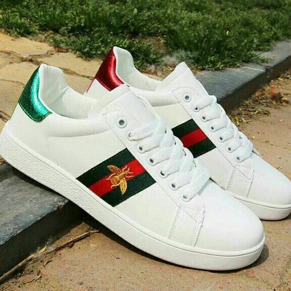 Giày nam nữ thời trang trắng thêu con ong