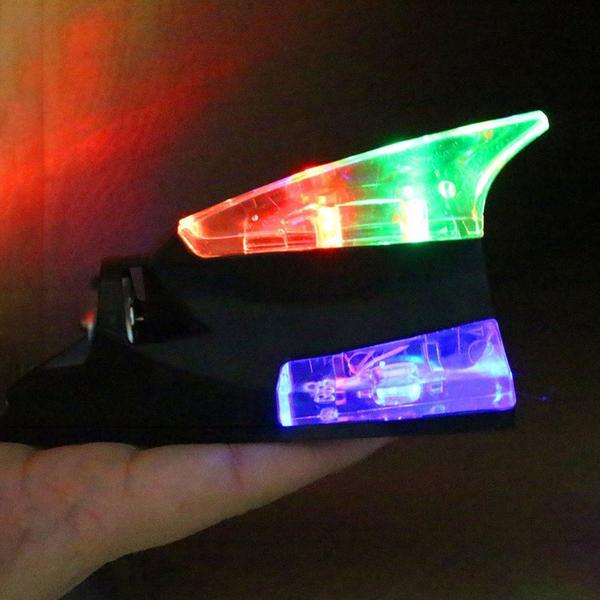 Vây cá mập trang trí nóc xe hơi giả ăng-ten (Đèn LED chạy bằng năng lượng gió) (Màu Đen)