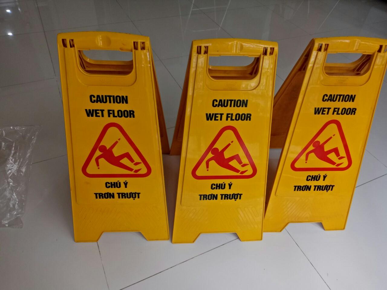Biển cảnh báo chữ A - Trơn Trượt