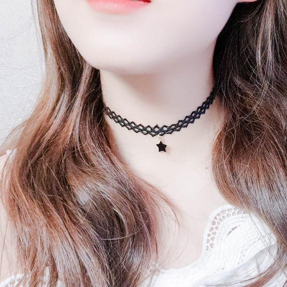 Vòng cổ choker ren đơn giản đính ngôi sao đen huyền bí