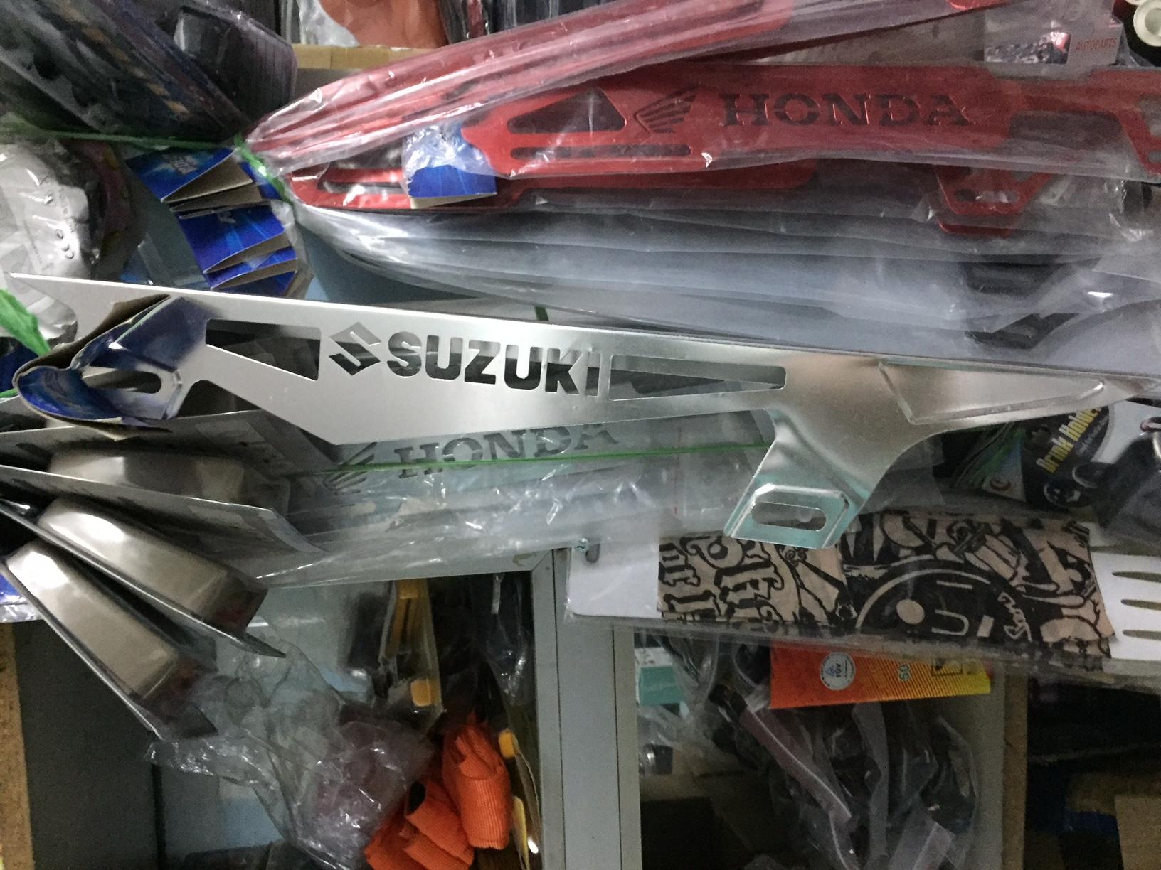 Chắn xích độ cho xe máy Suzuki (màu bạc) MS42