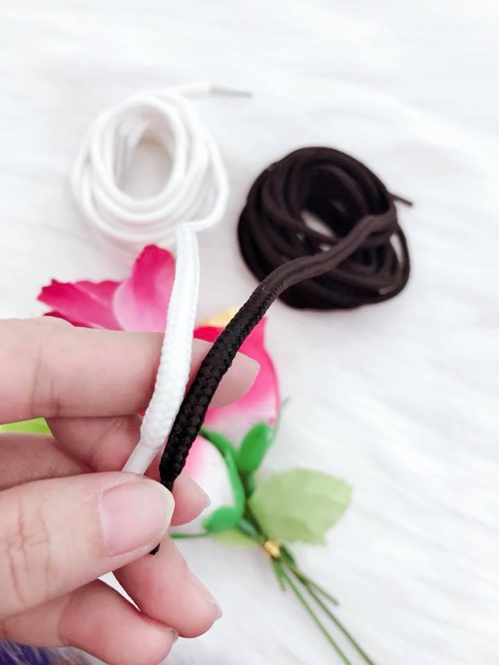 Set 2 cặp dây buộc giày, màu trắng và đen.