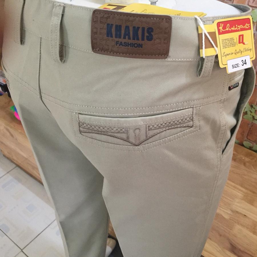 Quần kaki trung niên màu kem.