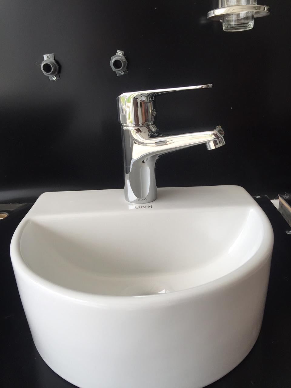 Combo Lavabo gắn tường 330 trắng và vòi đồng (Combo C)