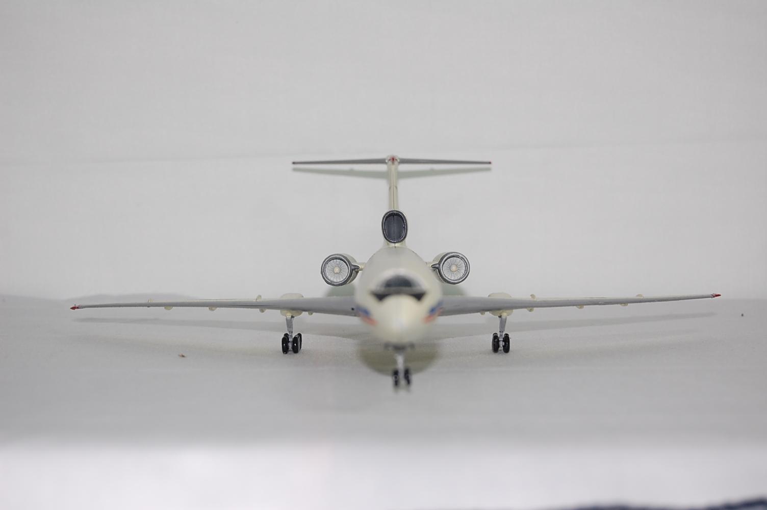 Mô hình máy bay TU-154 tỉ lệ 1/144