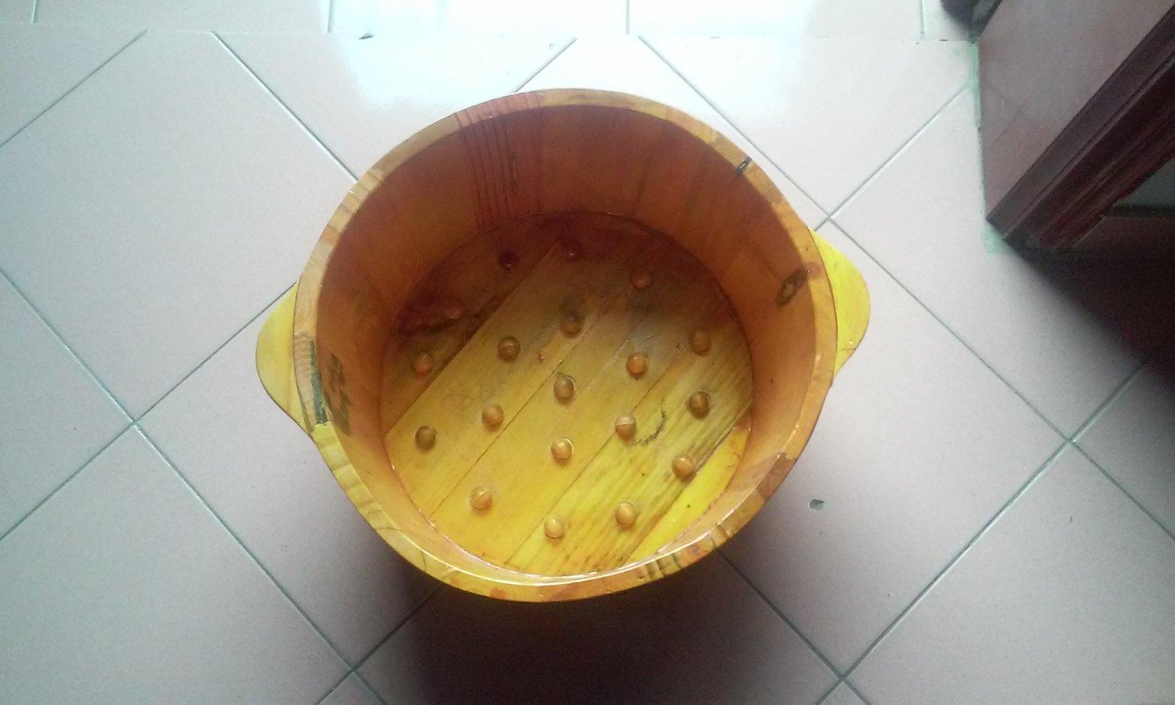Chậu ngâm chân bằng gỗ có hạt massager
