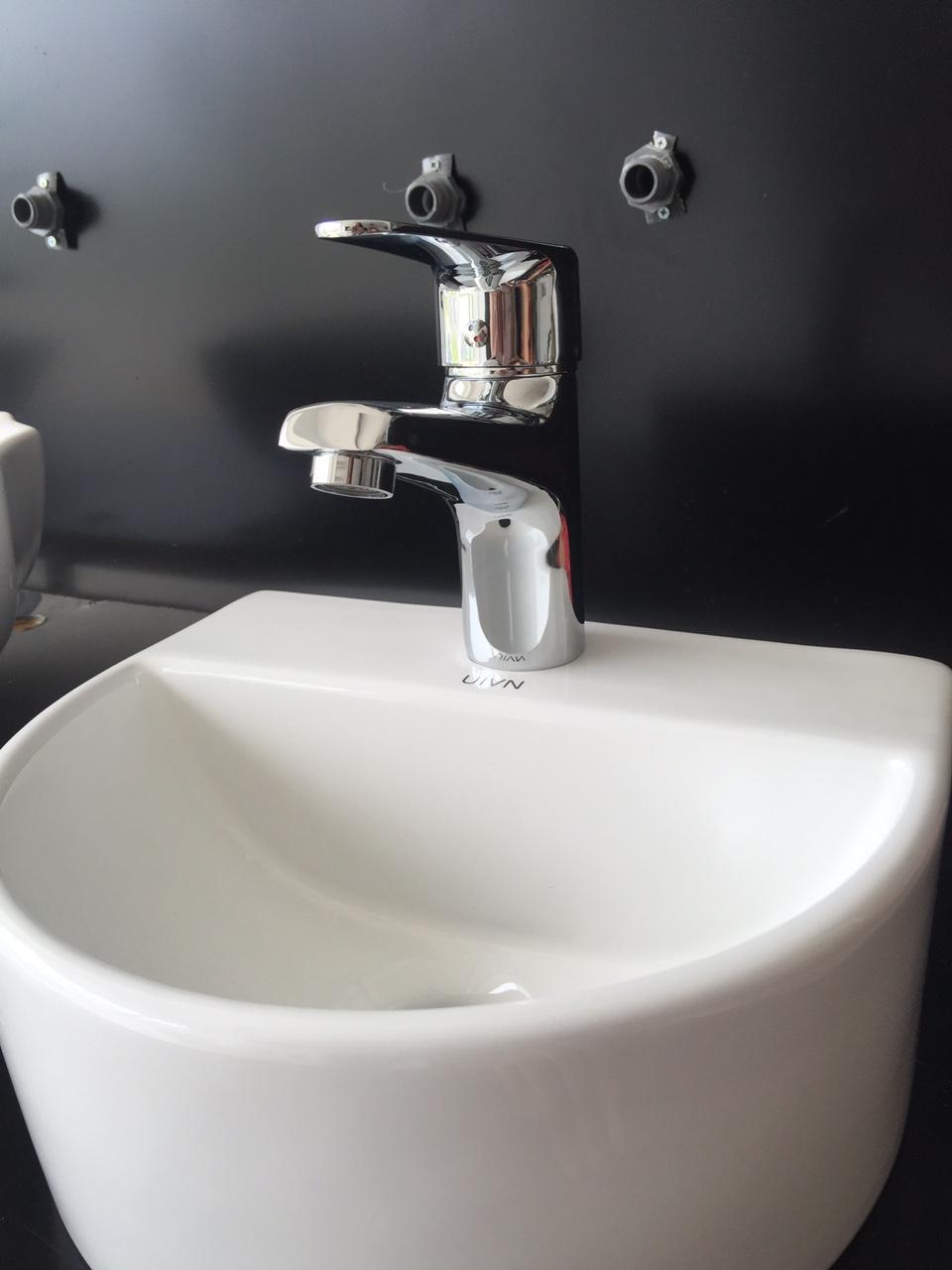 Combo Lavabo gắn tường 330 trắng và vòi đồng (Combo C)