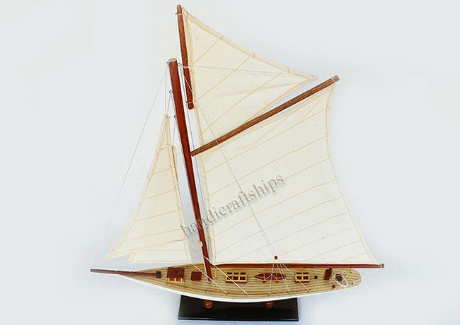 Mô hình thuyền buồm PHONG THỦY trang trí Columbia 50cm (Trắng - Xanh lá)