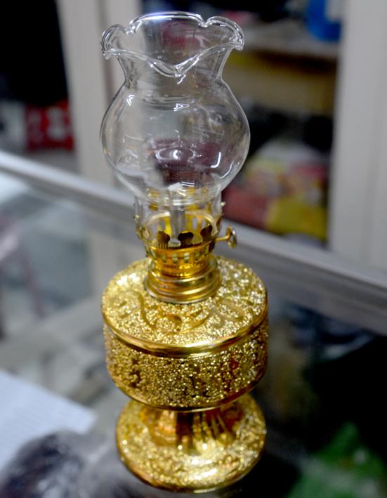 [HCM]Đèn dầu sứ kim sa vàng cao 18cm
