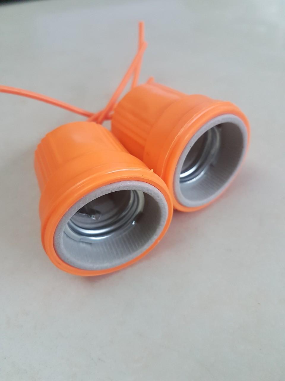 2 chiếc chuôi đèn sứ chịu nhiệt  
