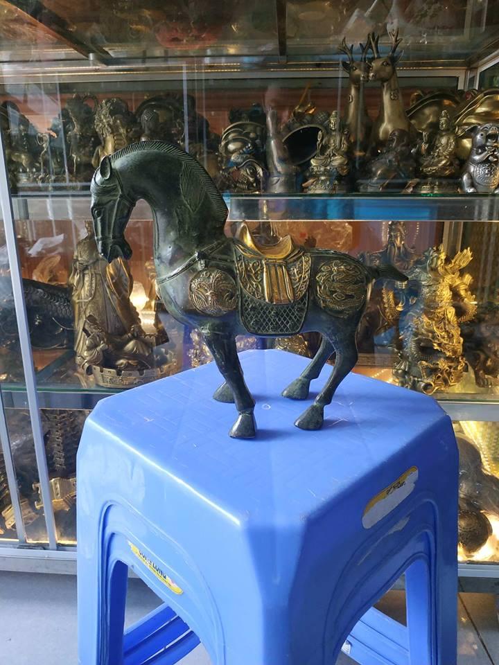 Tượng Ngựa xích thố
