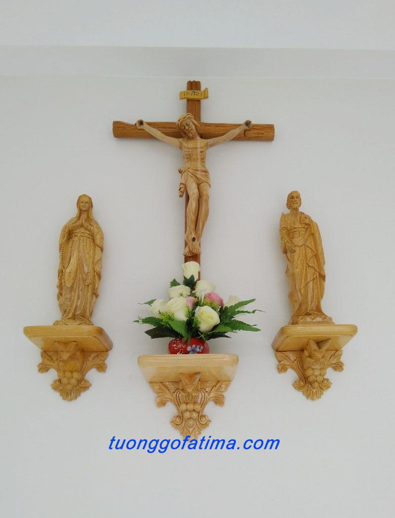 bàn thờ chúa gỗ pơmu