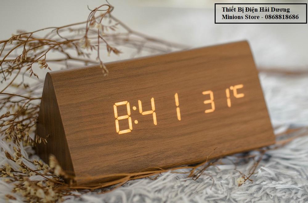 Đồng hồ gỗ báo thức hình tam giác wood led digital thông minh + tặng kèm pin