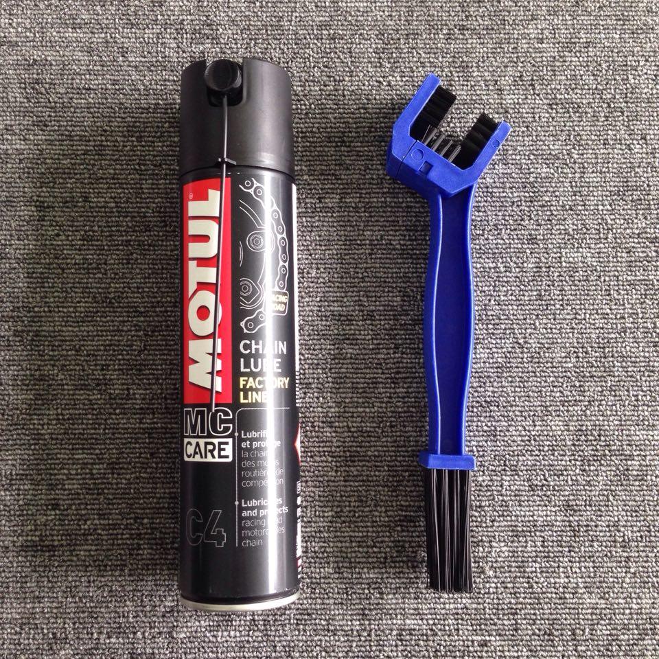 Combo Chai xịt sên Motul Chain Lube Factory Line Racing Road C4 400ml & Cây Chà Sên