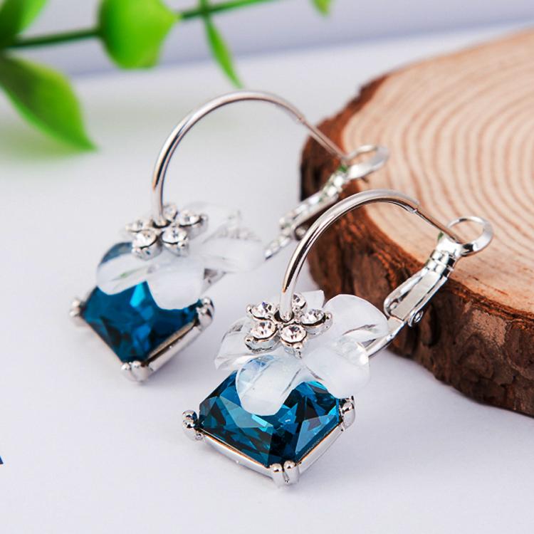 Bông tai nữ hình hoa trà đính đá pha lê vuông 