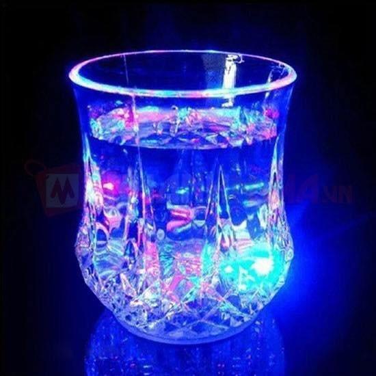Ly phát sáng nhiều màu khi rót nước