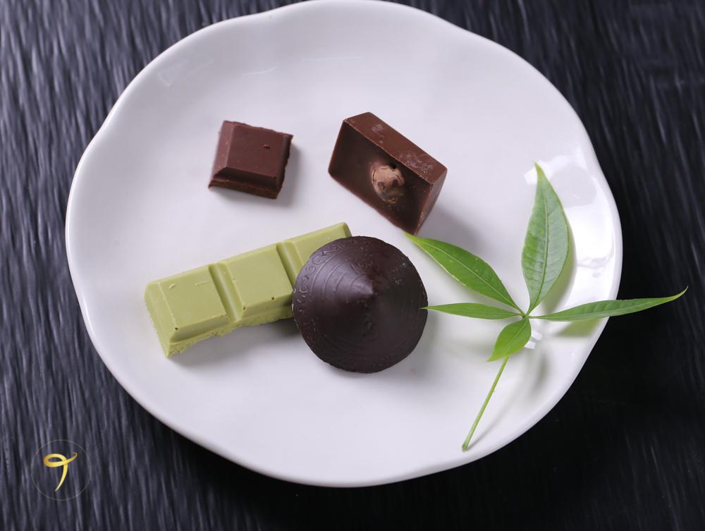 Combo 4 hộp 120g (sữa, hạt điều, hạt sen, đen 65%) - Henk Chocolate