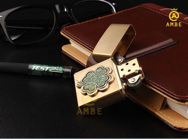 Bật lửa Zippo cỏ 4 lá nổi 28806