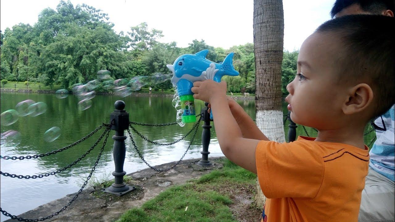 Vỉ thổi bong bóng hình cá Heo
