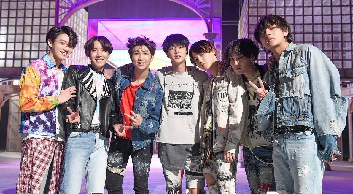 Dây treo ảnh BTS