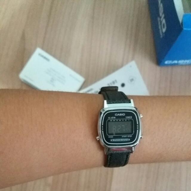 Đồng hồ nữ dây da Casio Anh Khuê LA670WL-1BDF