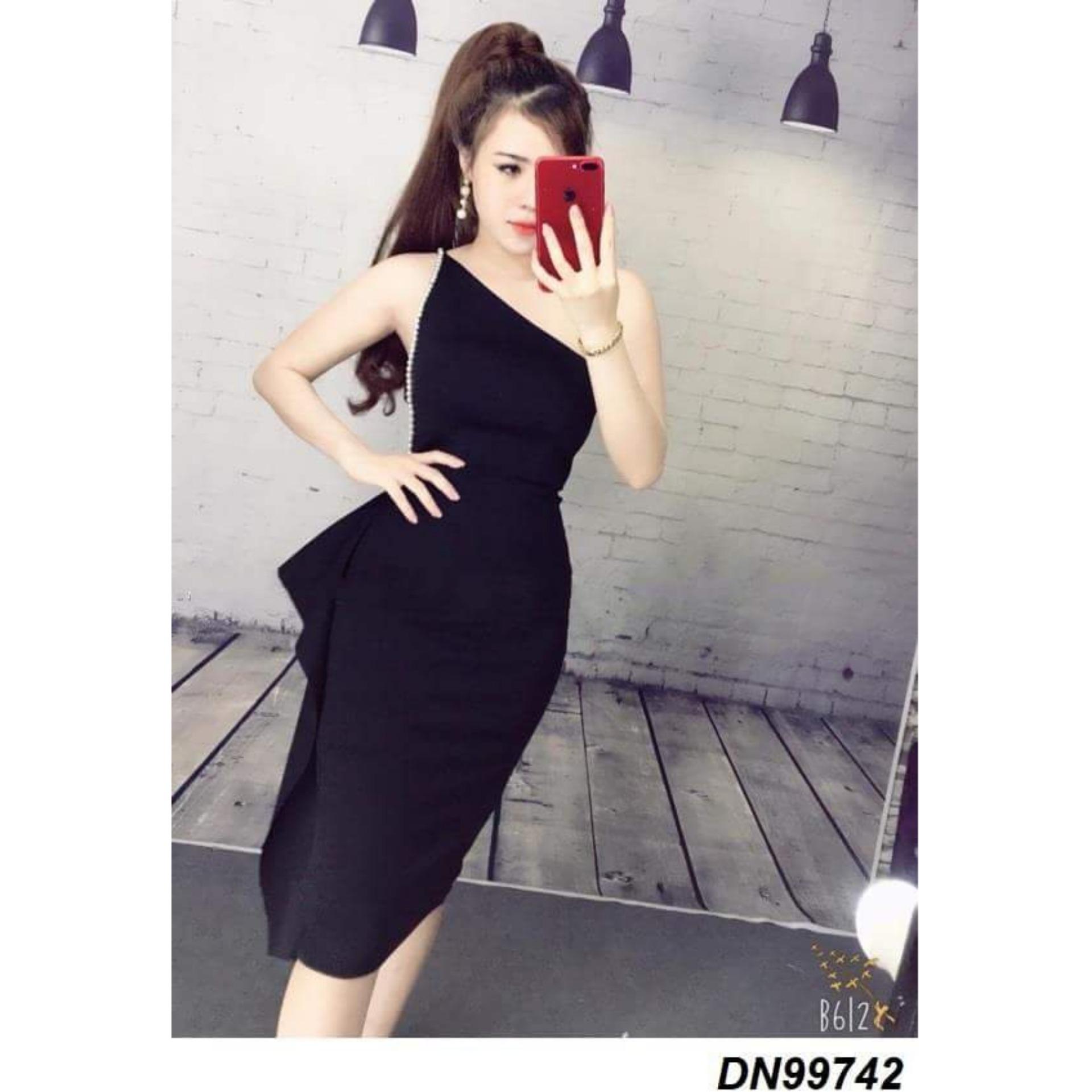 Đầm body lệch vai đính cườm 
