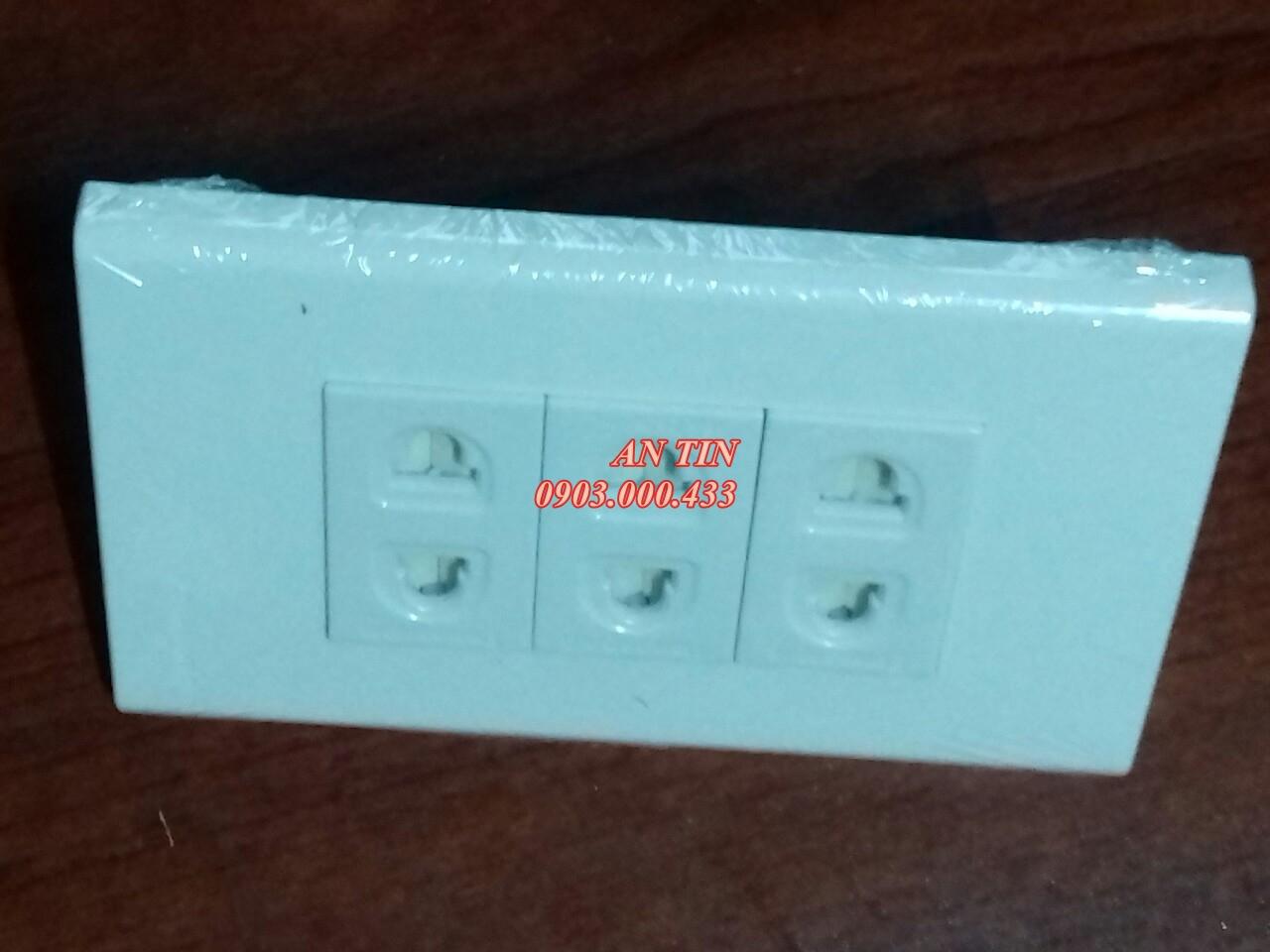 [HCM]Mặt 3  ổ cấm Panasonic( WEV 1081SW)