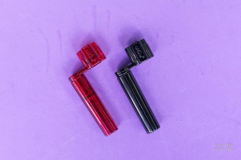 Tay quay lên dây đàn guitar tặng pick