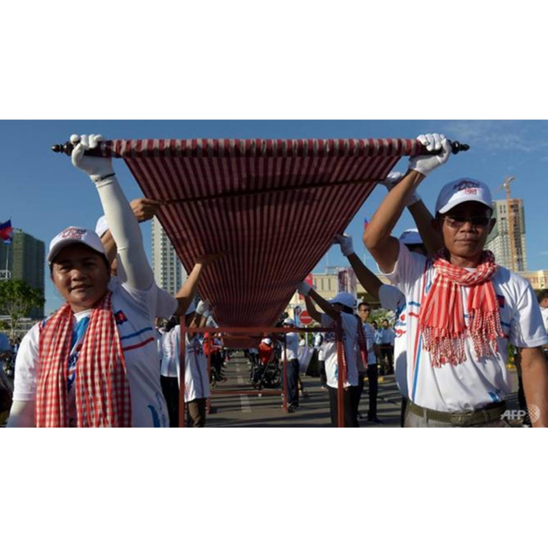 Khăn rằn Cambodia - màu trắng đỏ hồng