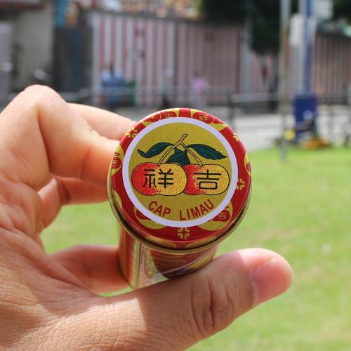 Dầu gió trái quýt Yu Yee