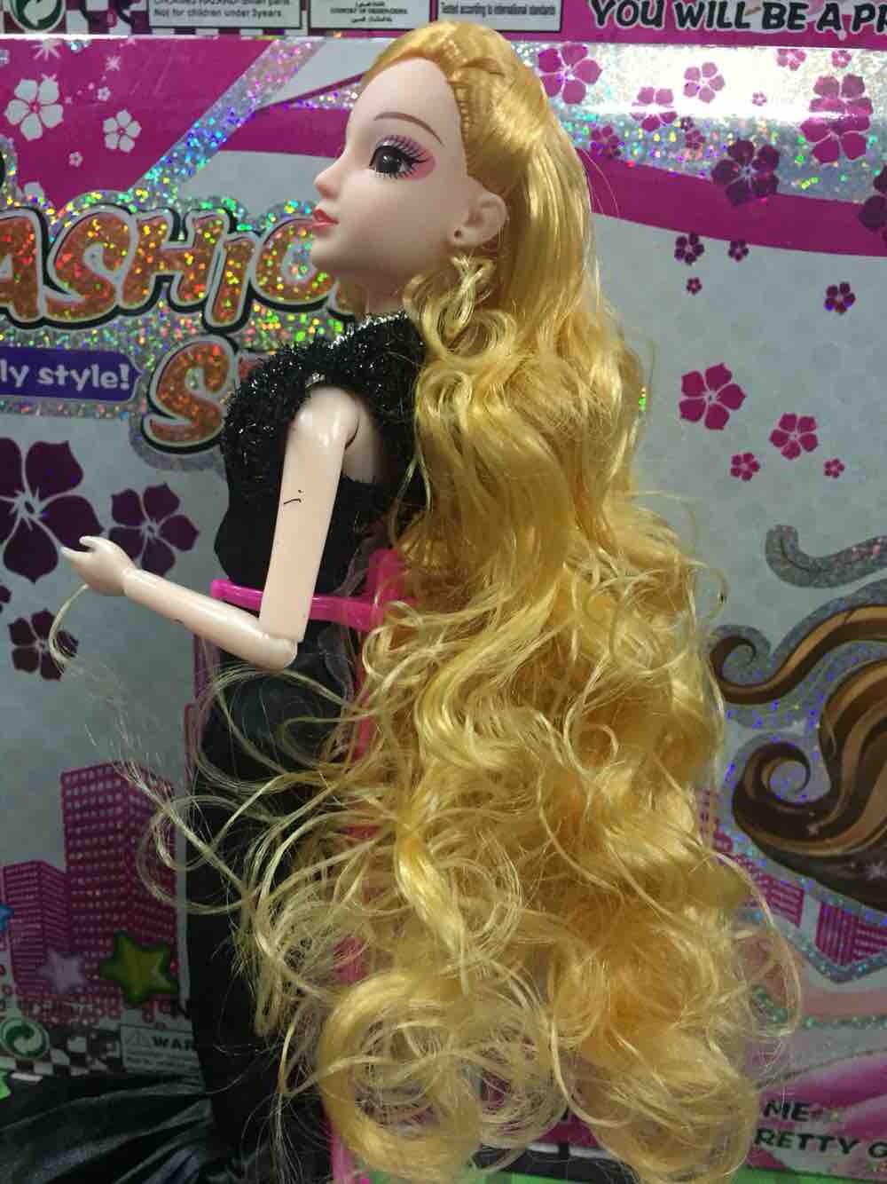 Đầu búp bê - tóc vàng quăn và dài