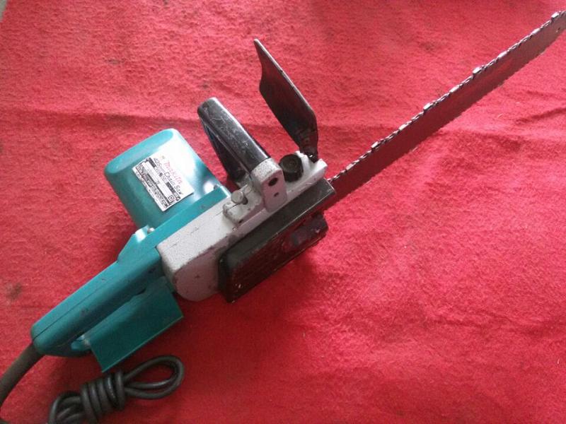 Máy cưa xích Makita 5016B