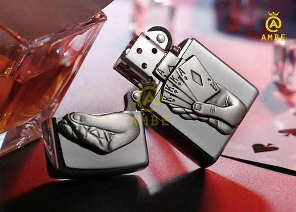 Bật lửa Zippo bàn tay chơi bài 29396