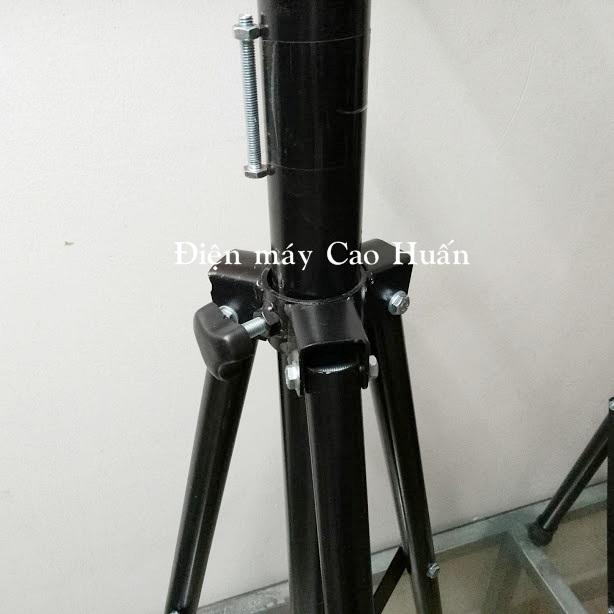 1 cái chân để loa sân khấu
