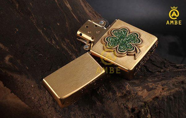 Bật lửa Zippo cỏ 4 lá nổi 28806