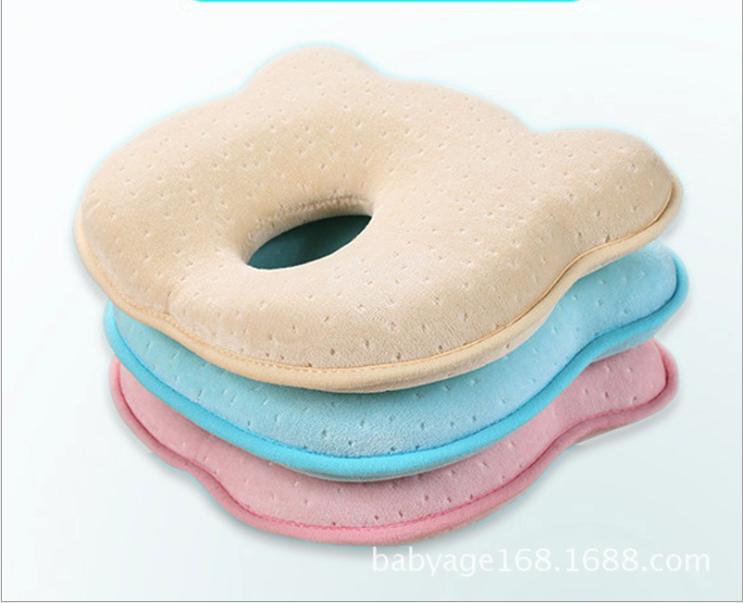 Gối chống bẹp đầu cho bé sơ sinh