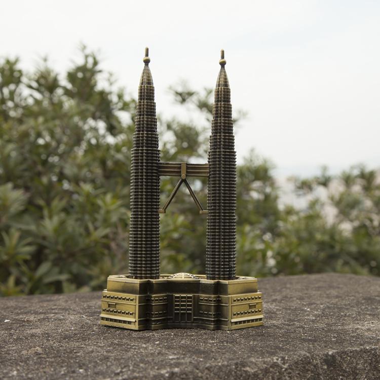 Mô hình tháp đôi Petronas cao 18 cm V.2 (màu vàng rêu)