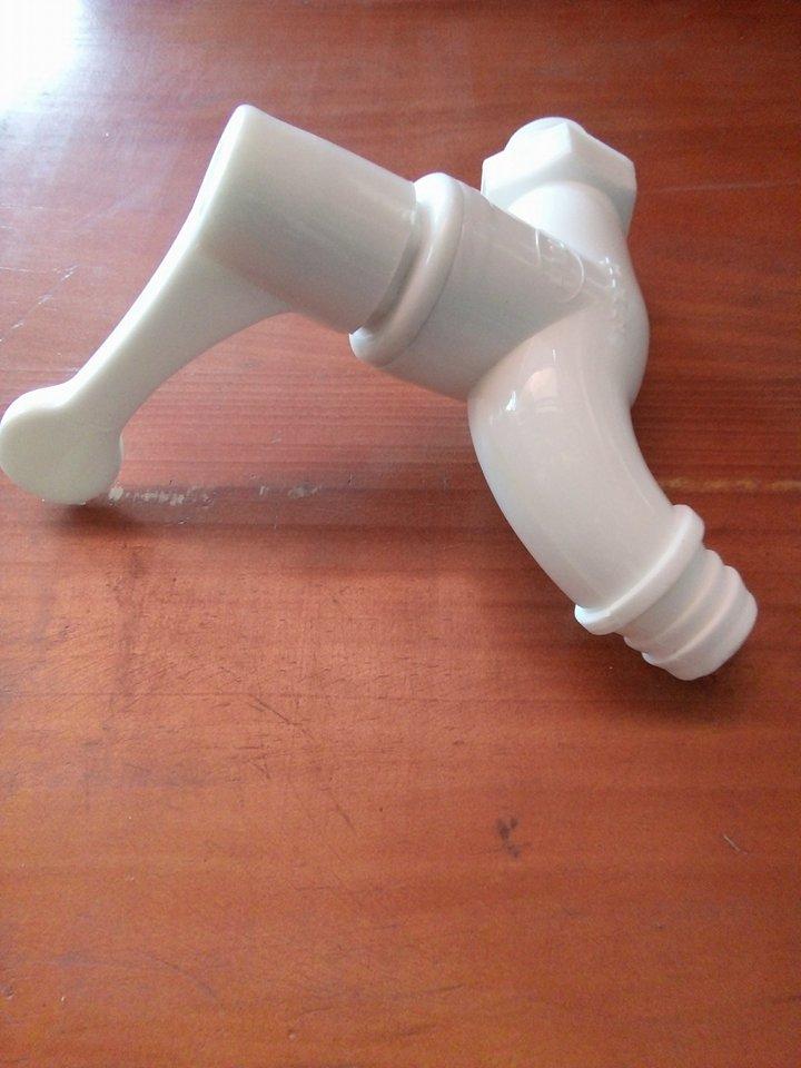 Vòi nước gắn tường nhựa