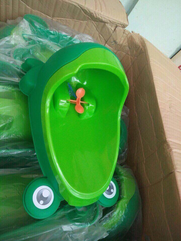 Bô Tiểu gắn tường hình Con Ếch Cho Bé