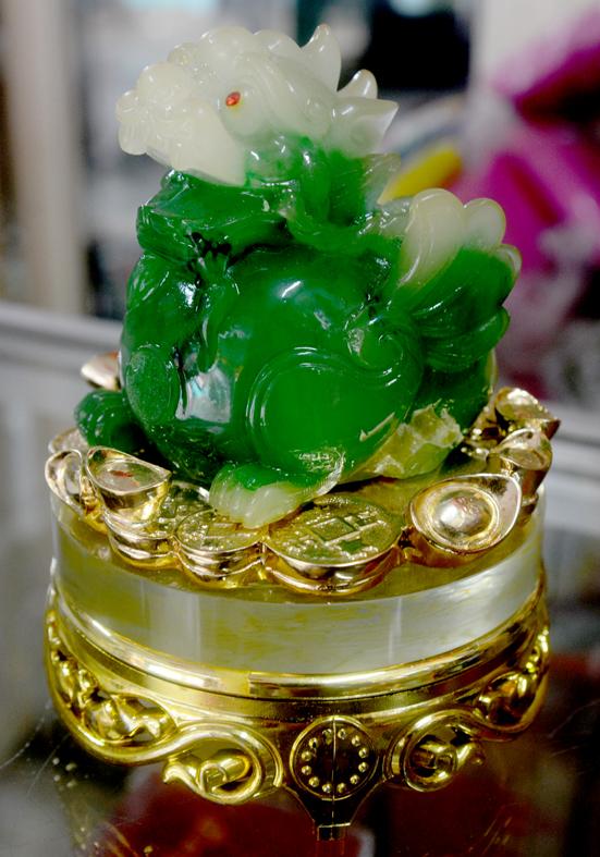 Tượng Tỳ Hưu phong thủy,chiêu tài lộc màu xanh có đế xoay cao 15cm