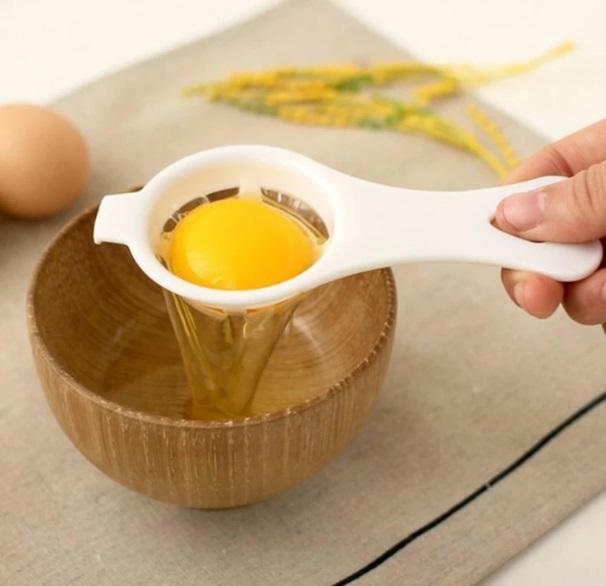 Dụng cụ tách lòng đỏ trứng tiện dụng