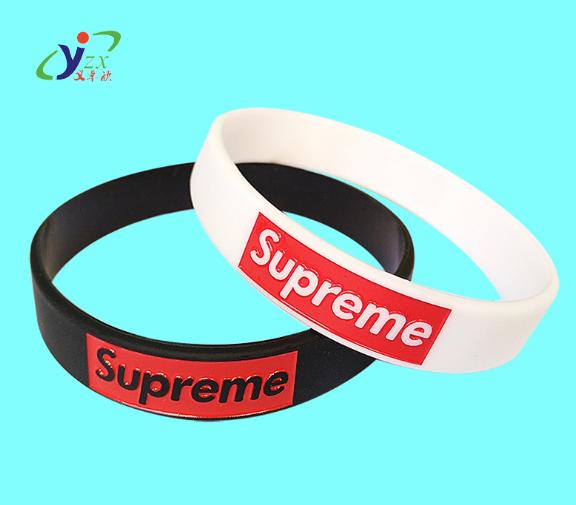 Vòng đeo tay chữ supreme