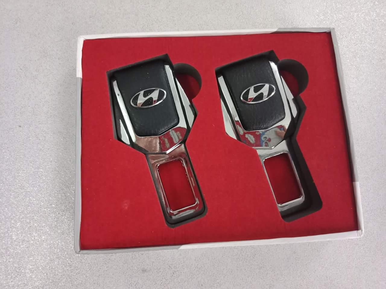 Bộ chốt cài dây an toàn logo theo xe Hyundai