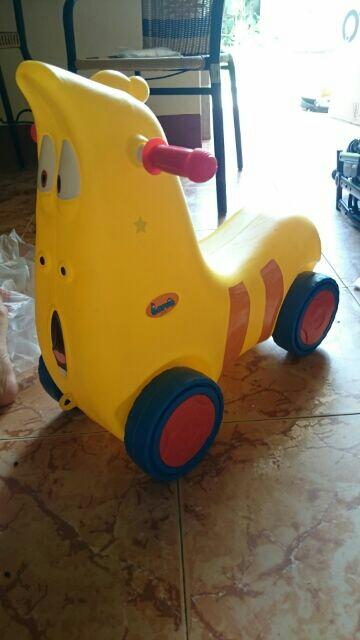 Xe chòi chân hình động vật sâu larva