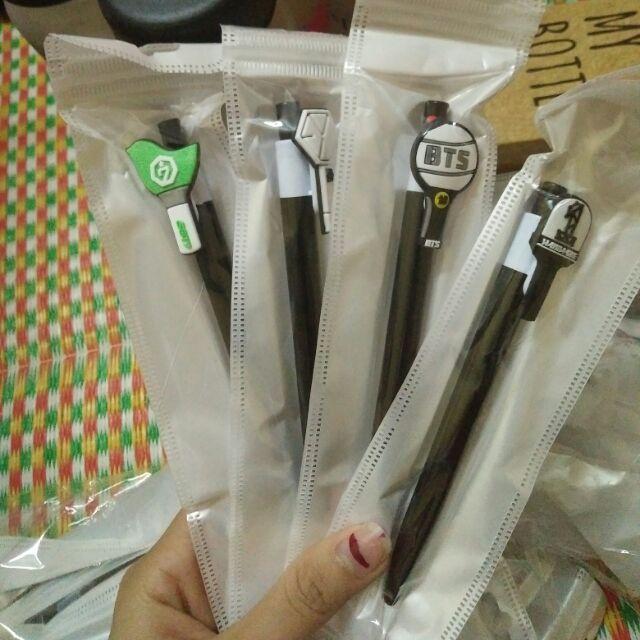 Bút bi đen BTS lightstick ngòi to