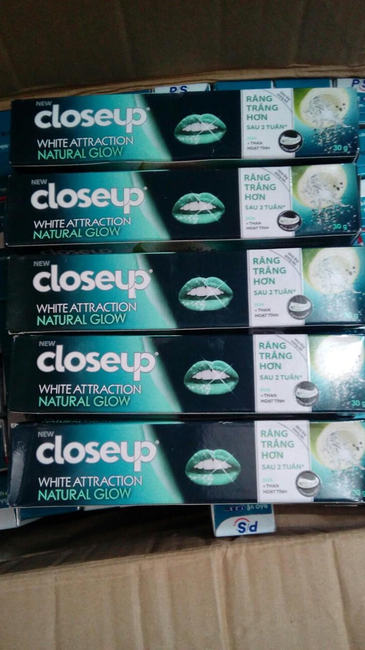 Combo 2 tuýp kem đánh răng Closeup dừa + than hoạt tính 30g