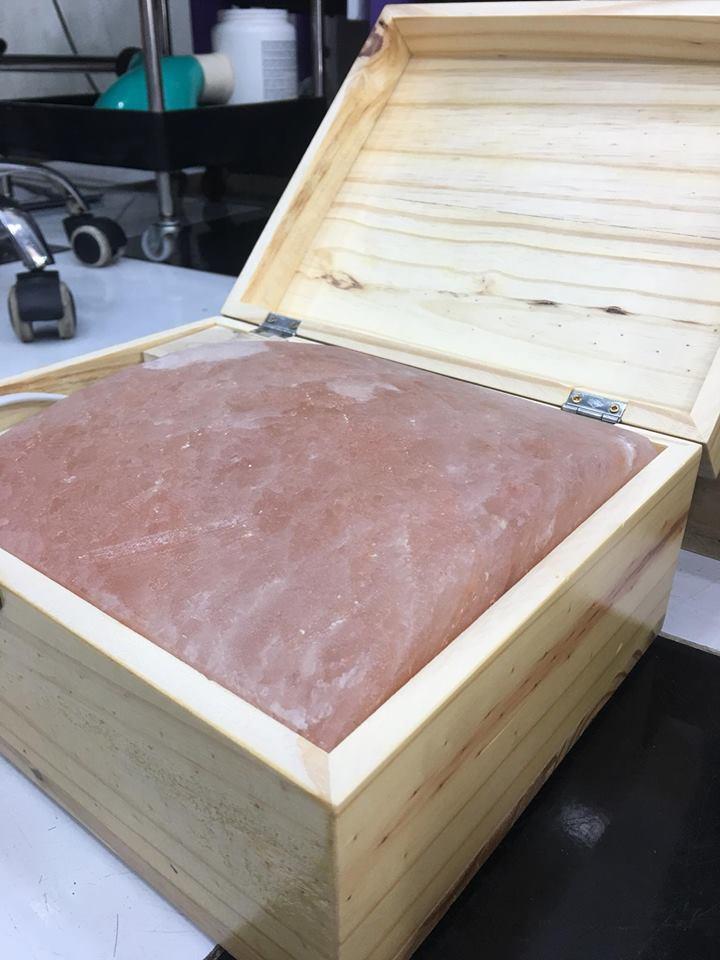 Đá muối himalaya mặt thẳng.
